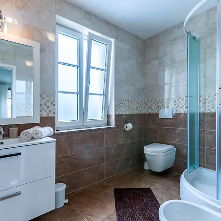 Holiday home Mit Privatpool Fuer 8 Personen Ca, 130 M Sup2 In Rojnici, Istrien Binnenland Von Istrien *
