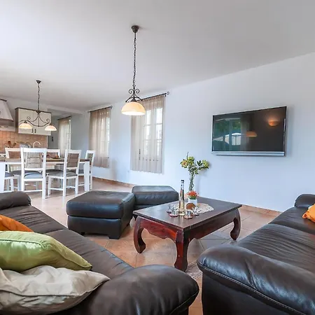 Holiday home Mit Privatpool Fuer 8 Personen Ca, 130 M Sup2 In Rojnici, Istrien Binnenland Von Istrien *