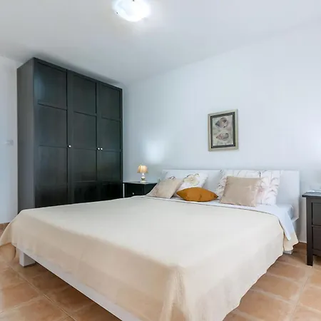 Holiday home Mit Privatpool Fuer 8 Personen Ca, 130 M Sup2 In Rojnici, Istrien Binnenland Von Istrien