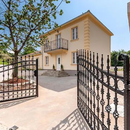 Mit Privatpool Fuer 8 Personen Ca, 130 M Sup2 In Rojnici, Istrien Binnenland Von Istrien *