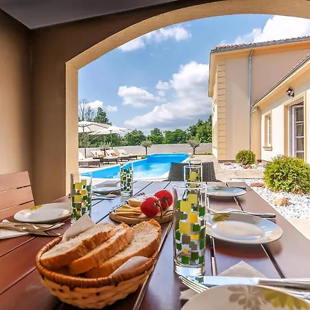 Mit Privatpool Fuer 8 Personen Ca, 130 M Sup2 In Rojnici, Istrien Binnenland Von Istrien Rojnici