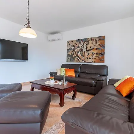 Holiday home Mit Privatpool Fuer 8 Personen Ca, 130 M Sup2 In Rojnici, Istrien Binnenland Von Istrien *
