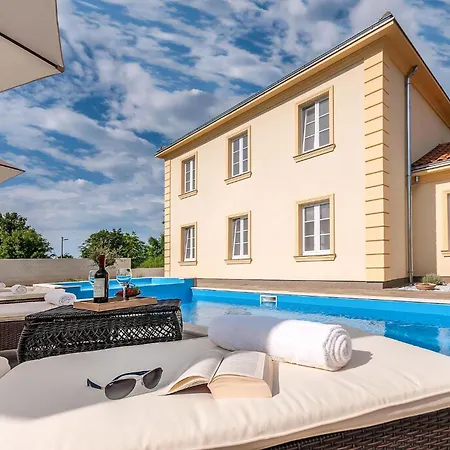 Mit Privatpool Fuer 8 Personen Ca, 130 M Sup2 In Rojnici, Istrien Binnenland Von Istrien * Rojnići